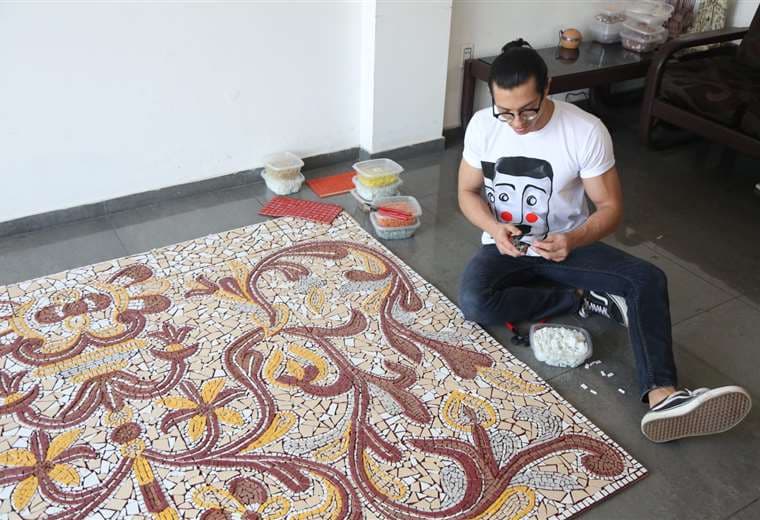 Andrés Fénix en plena labor, dando vida a las piezas de mosaico