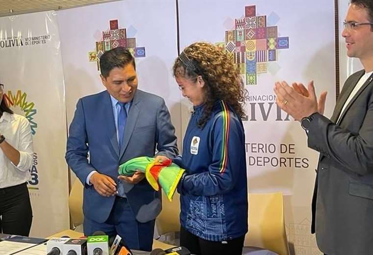 Celeste Áñez recibió la bandera nacional. Foto: Viceministerio de Deportes