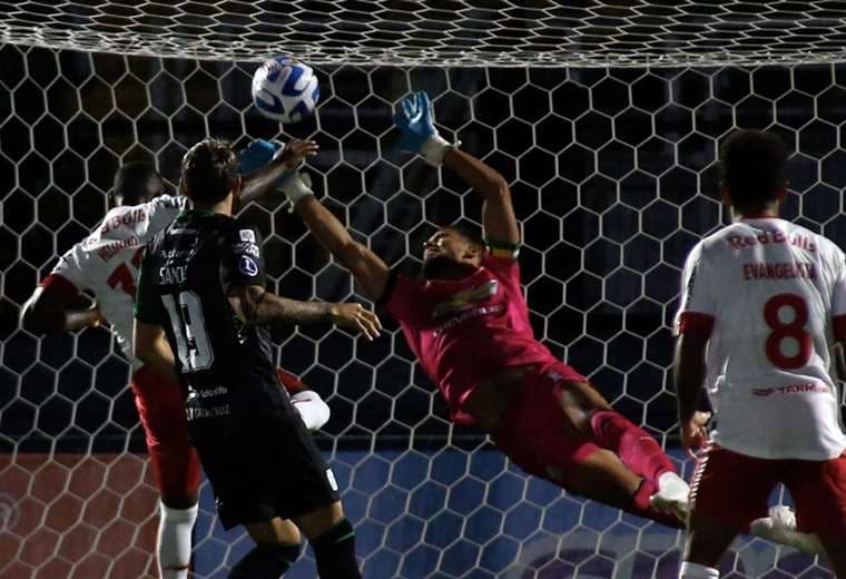 El arquero Wilson Quiñónez tocó el balón pero no pudo evitar el gol de Elinho. Foto: AFP