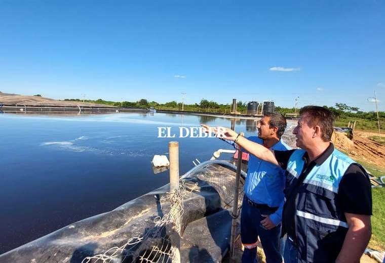 Gerente de Operaciones de Emacruz, Ricardo Oviedo muestra lagunas de lixiviados. R.Montero