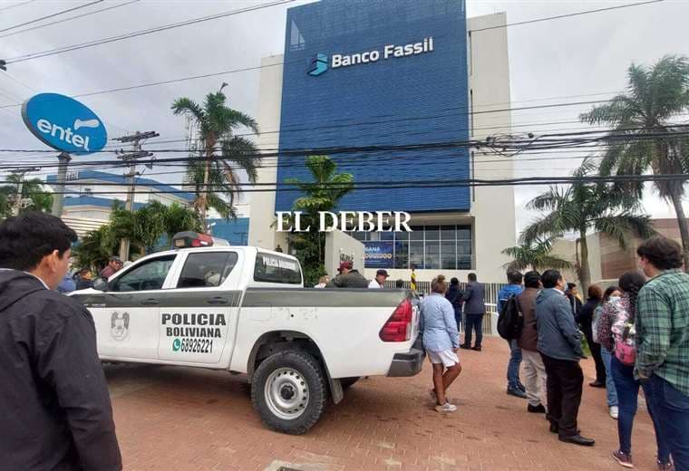 Presencia policial en la oficina central de Banco Fassil/ Foto: JC Torrejón