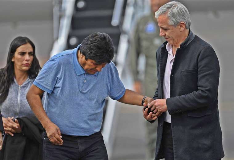 Evo y Álvaro llegan a México tras las fallidas elecciones de 2019. Foto: AFP