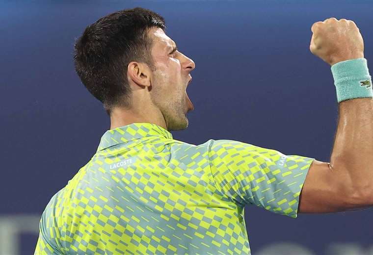 Novak Djokovic en acción en el ATP 500 de Dubai.
