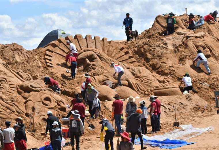 Artistas realizan esculturas en las arenas de Cochiraya, Oruro/Fotos: Emilio Huascar