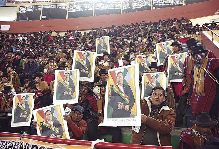 Campesinos del norte de La Paz muestran carteles con la fotografía de presidente Luis Arce
