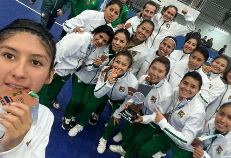 Las chicas de la selección nacional con sus medallas. Foto: Comisión Nacional de Futsal