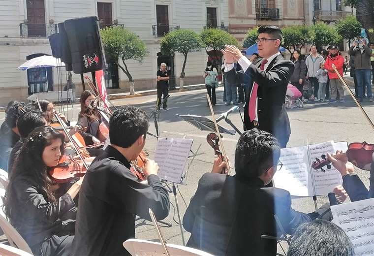 Quinquiví dirige la Orquesta San Francisco Xavier en la paza 25 de Mayo de Sucre. Foto: MQ