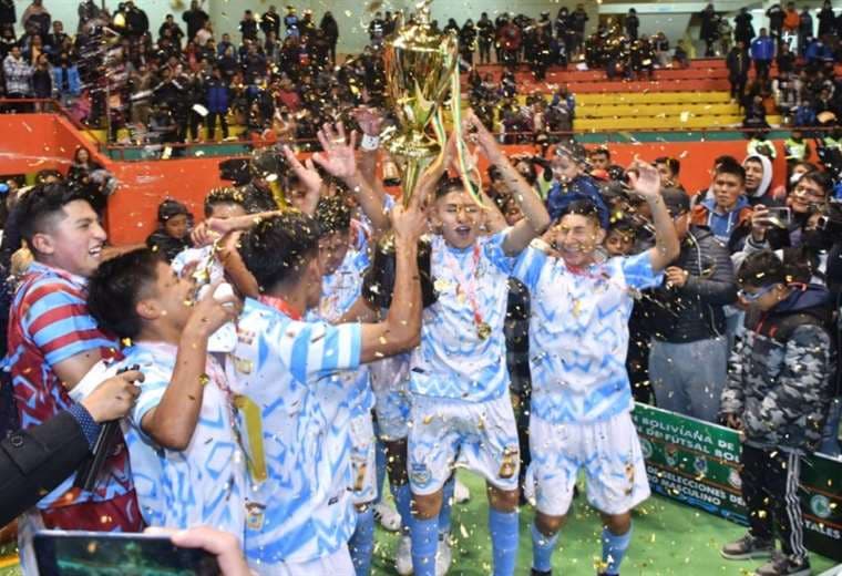 Los seleccionados de Oruro con el trofeo de campeón. Foto: Comisión de Futsal
