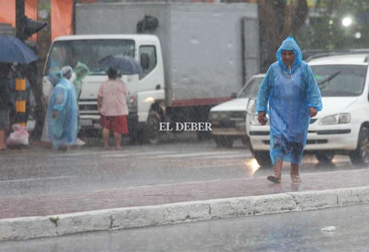La lluvia nuevamente perjudicó al transeúnte / Foto: Ricardo Montero