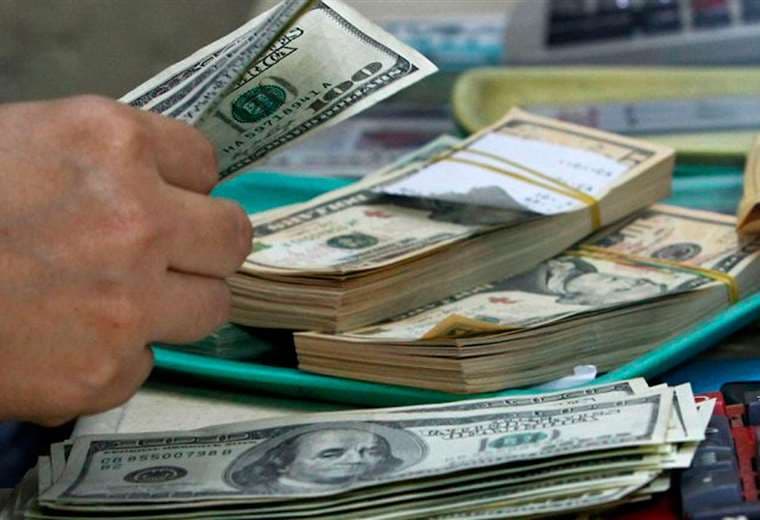 El ‘dólar blue’ no existe en Bolivia, pero se debería aplicar algo similar, sugiere economista