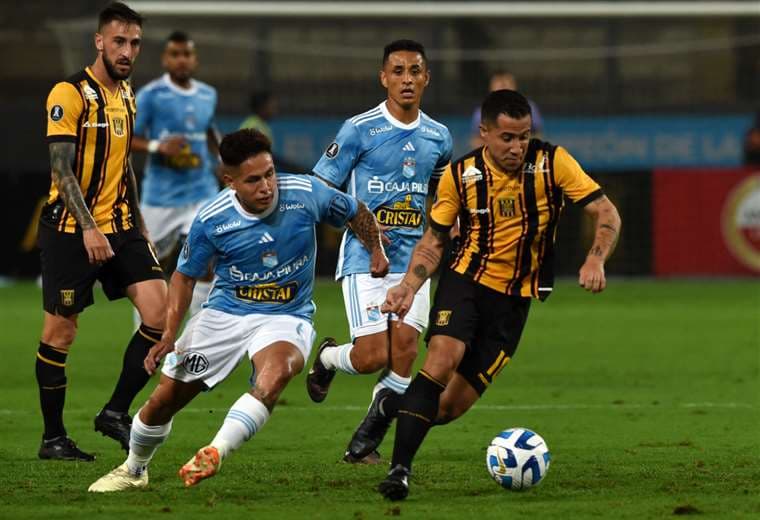 Imagen del partido entre Sporting Cristal y The Strongest. AFP