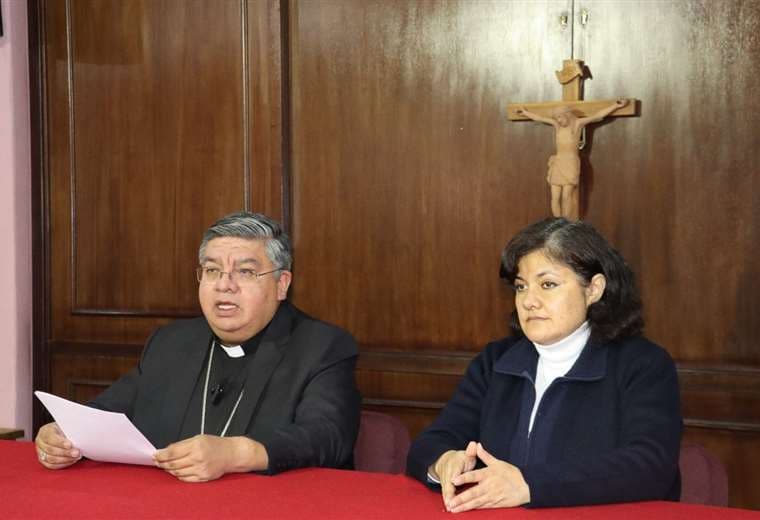 Personeros de la Conferencia Episcopal Boliviana en rueda de prensa