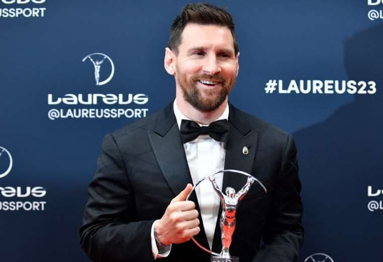 Lionel Messi con el trofeo que recibió en la gala. Foto: AFP