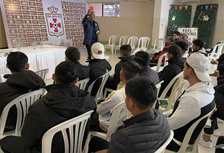 Los jugadores atentos a la explicación de Antequera. Foto: Prensa Real SC