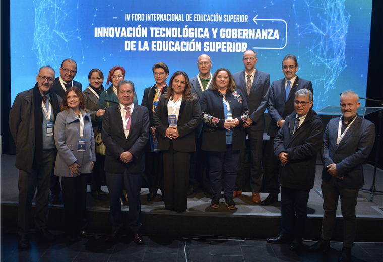 Autoridades y participantes del foro internacional de educación posan en la inauguración