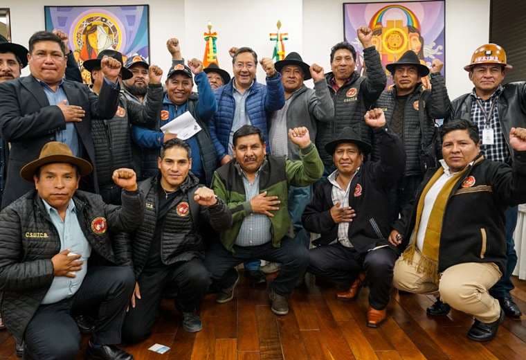 Luis Arce junto a dirigentes campesinos. Foto: @LuchoXBolivia.