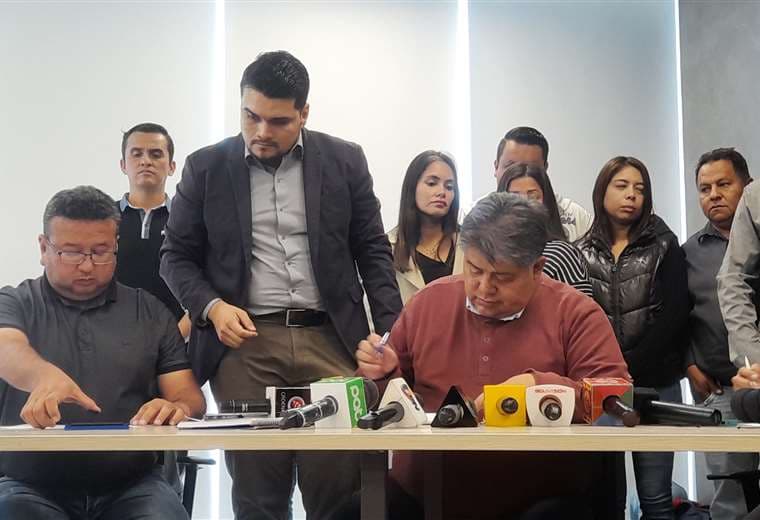 Extrabajadores de Banco Fassil firman acuerdo con el interventor