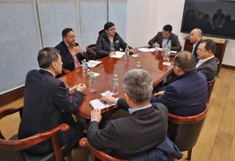 Reunión entre representantes del Gobierno y el consorcio CBC. Foto: ABI