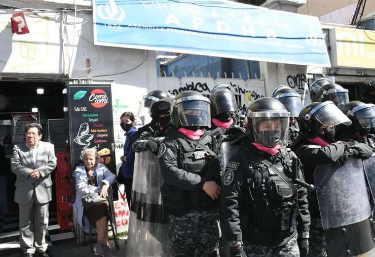 Toman oficinas de la Asamblea Permanente de Derechos Humanos en La Paz | Foto: APG