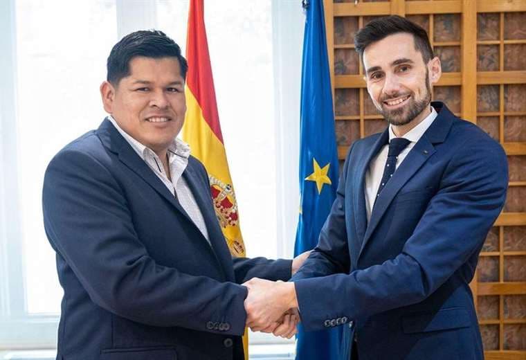 El viceministro boliviano, Jaime Mamani, con el secretario español, Rafael Pérez.