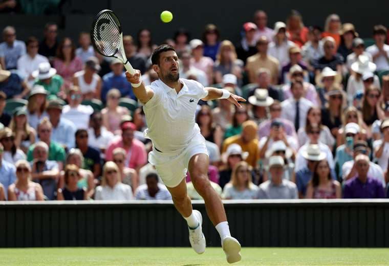 Novak Djokovic en acción en Wimbledon