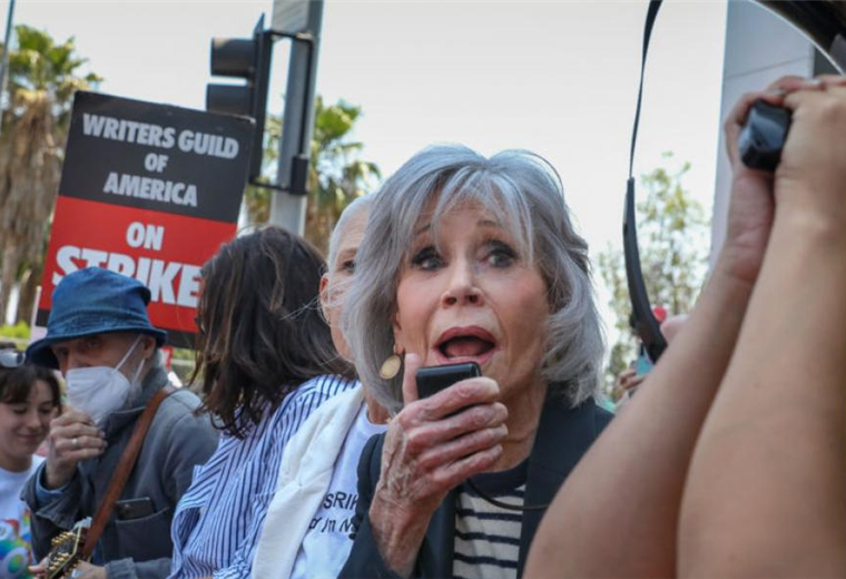 La actriz Jane Fonda participa en la protesta de los guionistas de Hollywood