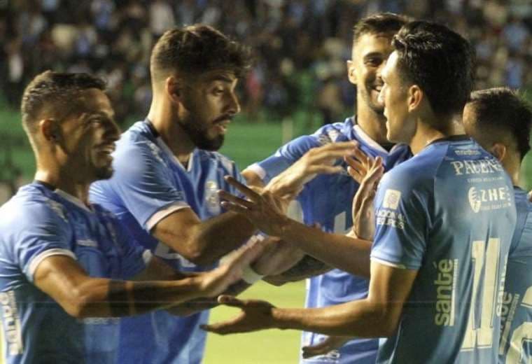 Rodríguez festeja junto a sus compañeros el gol del triunfo. 