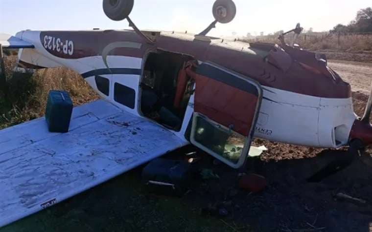 La avioneta quedó volcada tras el accidente en el chaco argentino.
