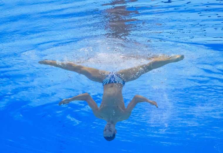 Imagen referencia a la natación artística en hombres