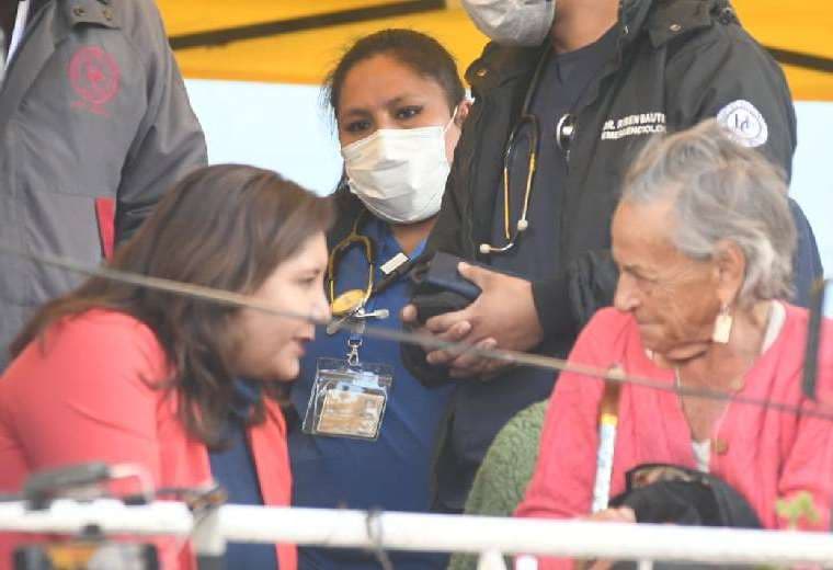 Viceministra Hidalgo visitó a Amparo Carvajal en su vigilia/Foto: APG