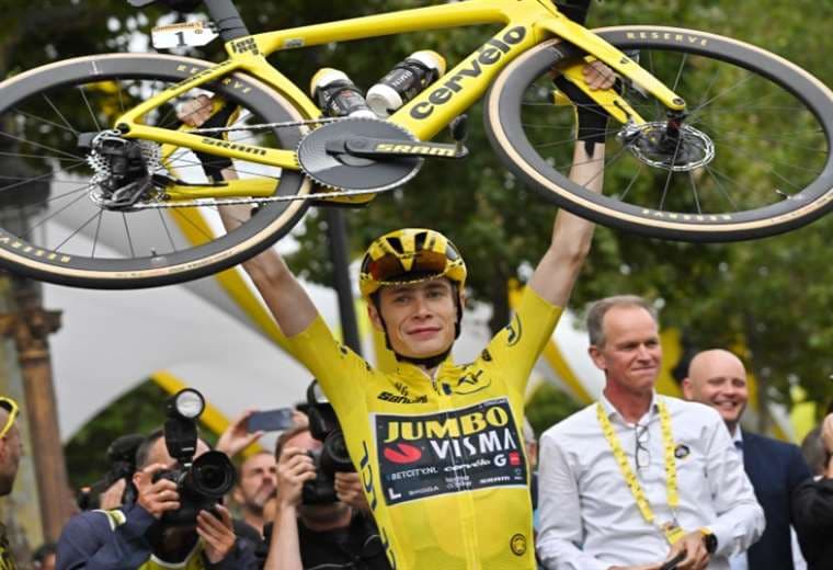 Jonas Vingegaard con la bicicleta en alto en señal de triunfo. Foto: AFP