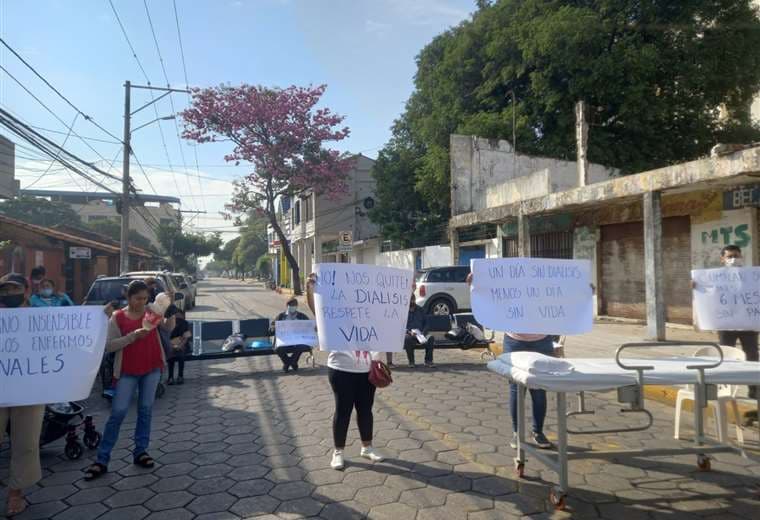 Protesta de pacientes renales fuera del centro de hemodiálisis CHMA