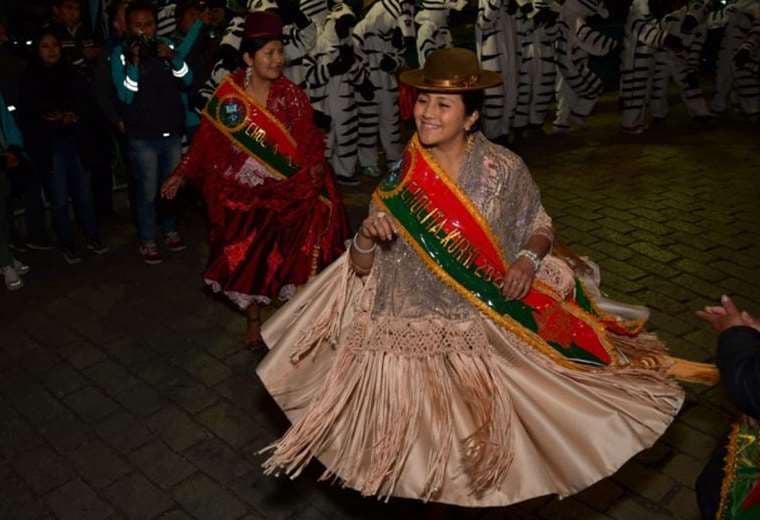 Dos de las actuales representantes de las cholitas de La Paz. Foto: Alcaldía. 