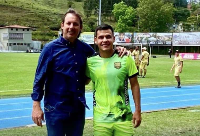 Villarroel junto a su representante en las instalaciones de su nuevo club. 