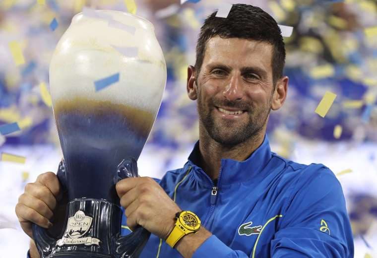 Novak Djokovic con el trofeo de campeón: Foto: AFP