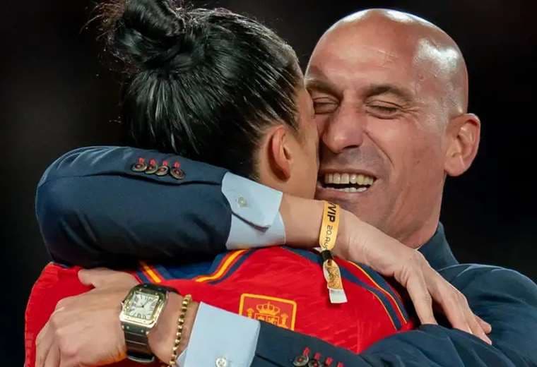 El presidente de la Federación Española de Fútbol, Luis Rubiales, abraza a Jennifer Hermos