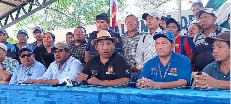 El ejecutivo de la Csutcb, Ponciano Santos (centro) afín a Evo Morales