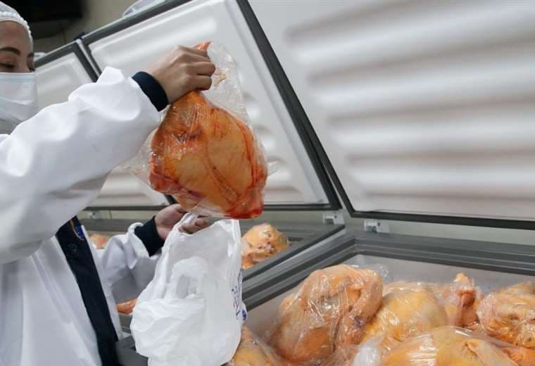El precio del kilo de la carne de pollo baja en los mercados /Foto:ABI 