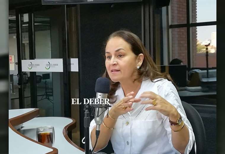 Paula Peña en los estudios de EL DEBER Radio