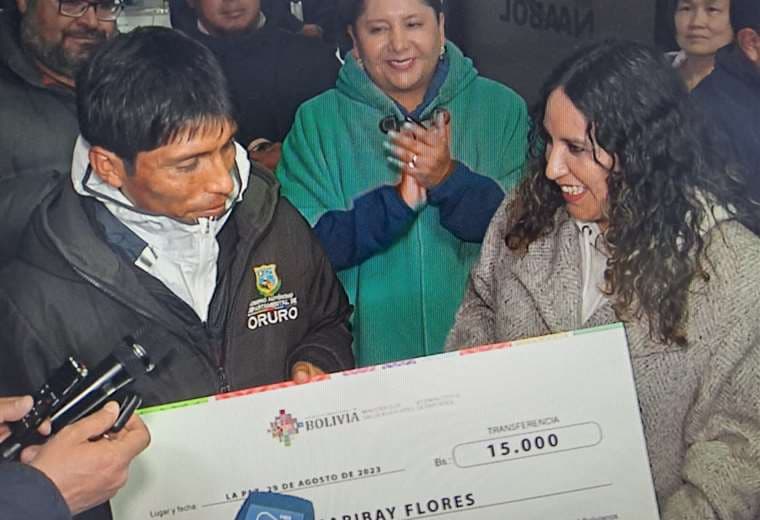 Momento de la entrega de 15.000 bolivianos del Gobierno a Héctor Garibay. APG