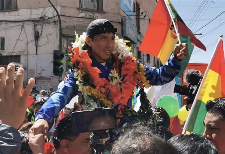 Garibay es recibido en Oruro. 