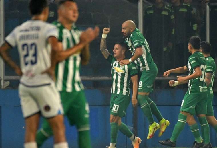 Los refineros celebran el gol de Hugo Dorrego, que fue el 1-0. Foto: APG Noticias