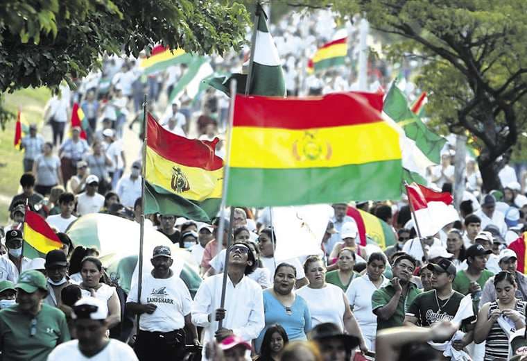 Los bolivianos de los nueve departamentos del país avistan nuevos líderes políticos