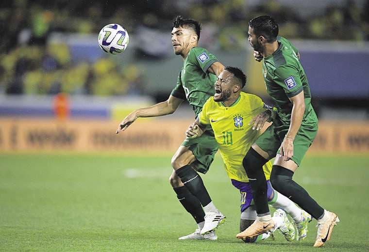 Neymar se desploma ante la defensa boliviana. 