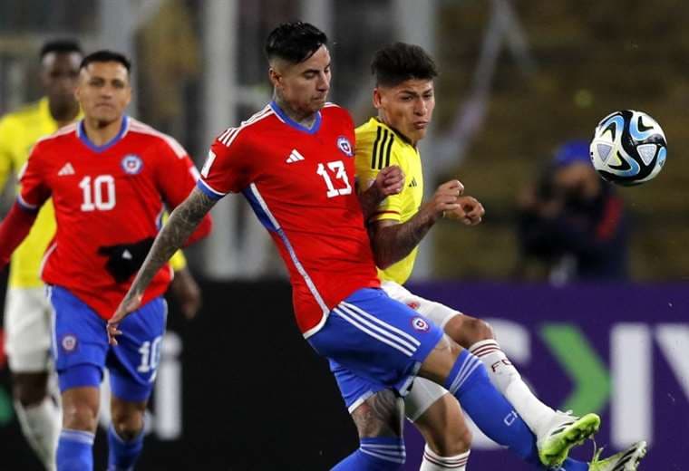 El chileno Erick Pulgar (13) disputa el balón con un rival. Foto: AFP
