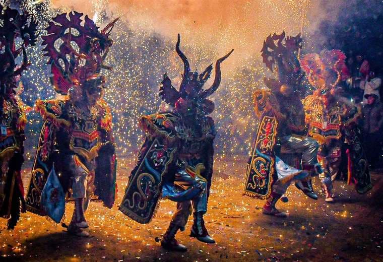 Bolivia acusa a Perú de "robo" cultural por "apropiación" de danzas tradicionales
