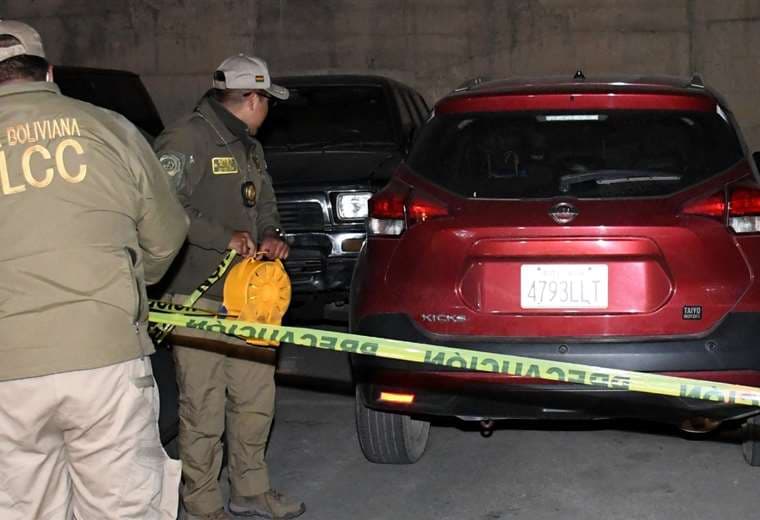 La Policía precinta el vehículo que fue baleado en Desaguadero (Foto: APG Noticias) 