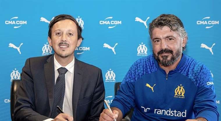 Gatusso (derecha) firmando su contrato.
