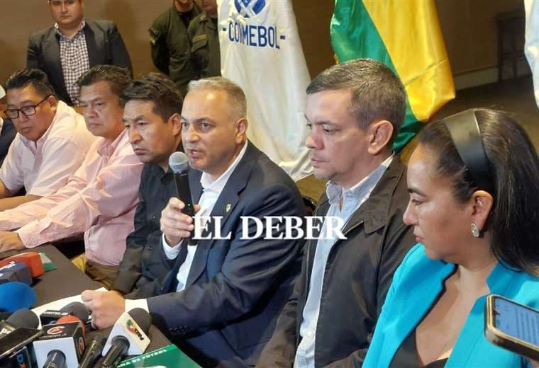 Dirigentes de la Federación Boliviana de Fútbol en rueda de  prensa/Foto: Fuad Landívar
