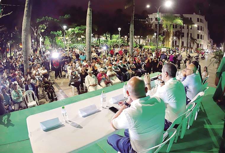 Autoridades y pobladores reunidos en la plaza 24 de Septiembre/Foto: Jorge Gutiérrez